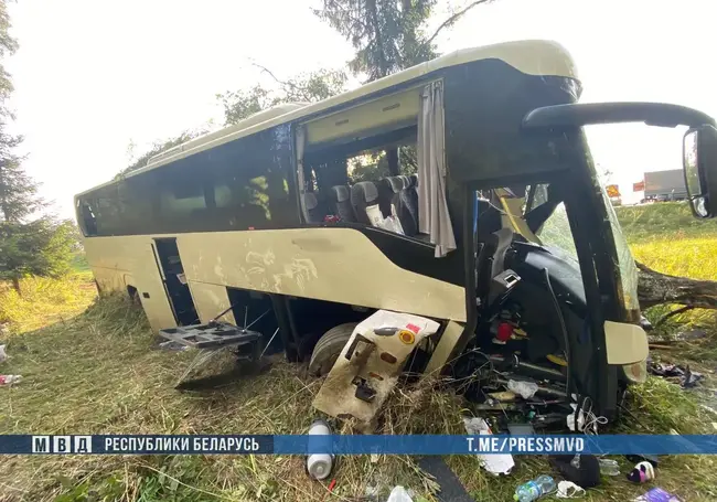 Автобус Москва-Брест съехал в кювет и врезался в деревья под Дзержинском. Есть пострадавшие