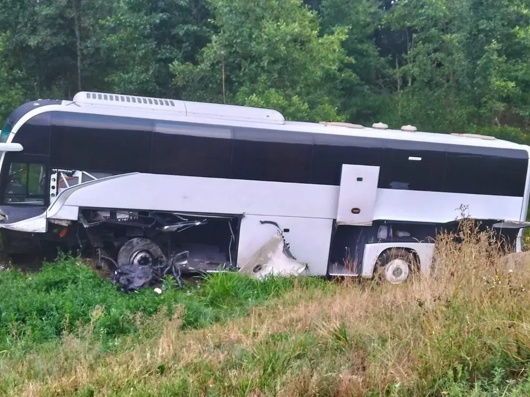 21.08.2024 г. Пассажирский автобус съехал в кювет в Березинском районе. Фото: berezino.by