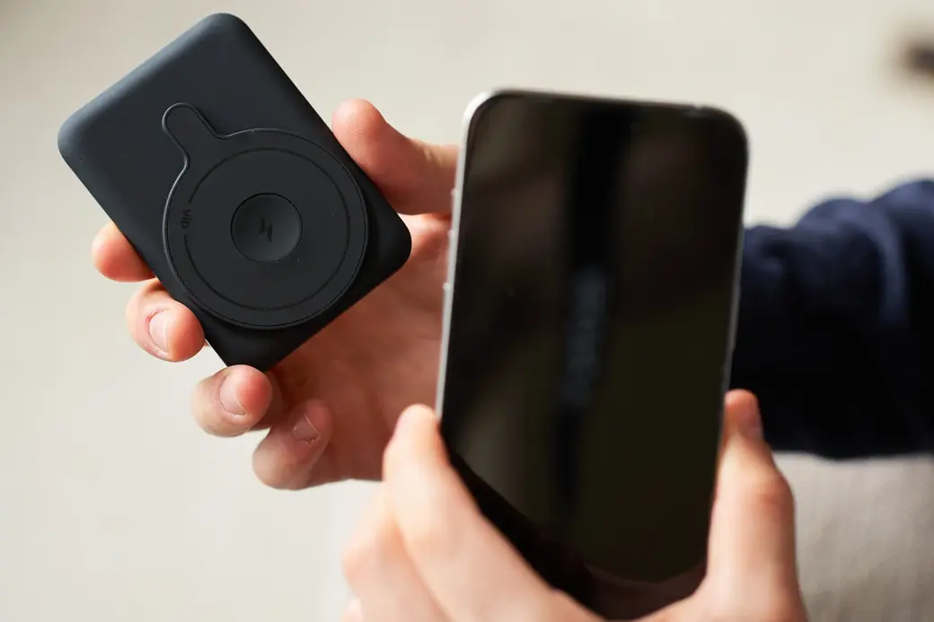 В Беларуси появились повербанки для беспроводной зарядки iPhone.