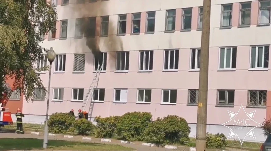 22.08.2024. Могилев. Загорелась одна из поликлиник, эвакуированы более 300 человек. Скриншот видео