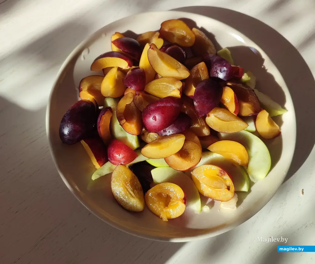 Готовим сами: сливово-яблочный пирог на йогурте.