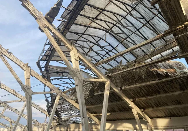 В Горецком районе ветер снес кровлю сарая МТФ и шифер с крыши жилого дома