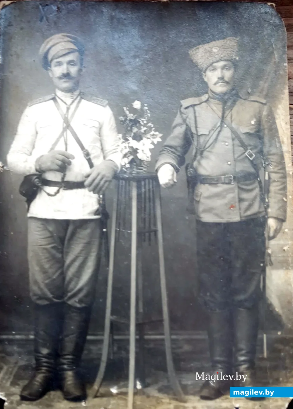 Начало ХХ века. Прадед Николая Михайловича Дещени, Яков Кирдун, слева.