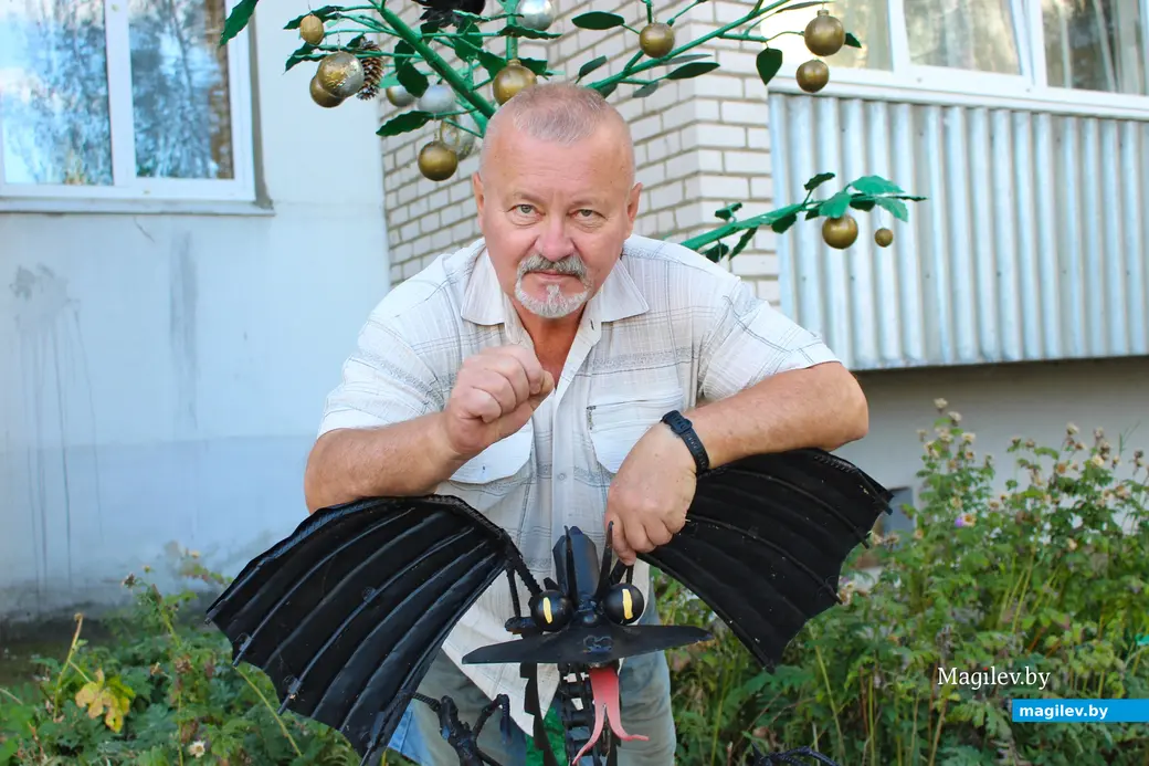 23 августа 2024 года. Могилев. Двор дома по улице Симонова, 12. Автор работ Владимир Николаевич Старовойтов.