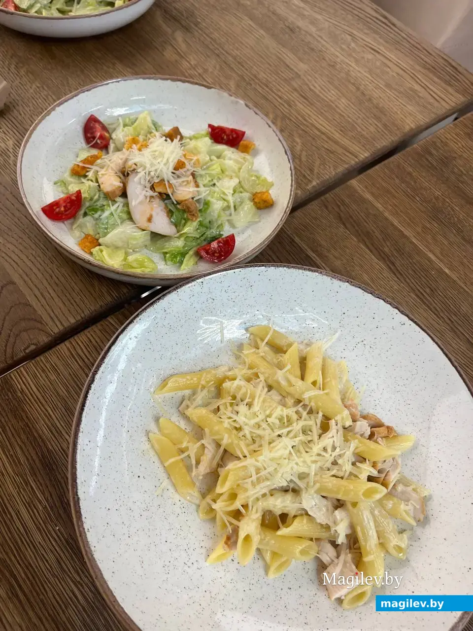 Еда в кафе. В среднем за обед тратили 1500₽ на двоих.