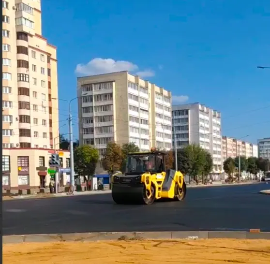 27.08.2024 г. Могилев, Пушкинский проспект. Дорожная техника наводит последний лоск