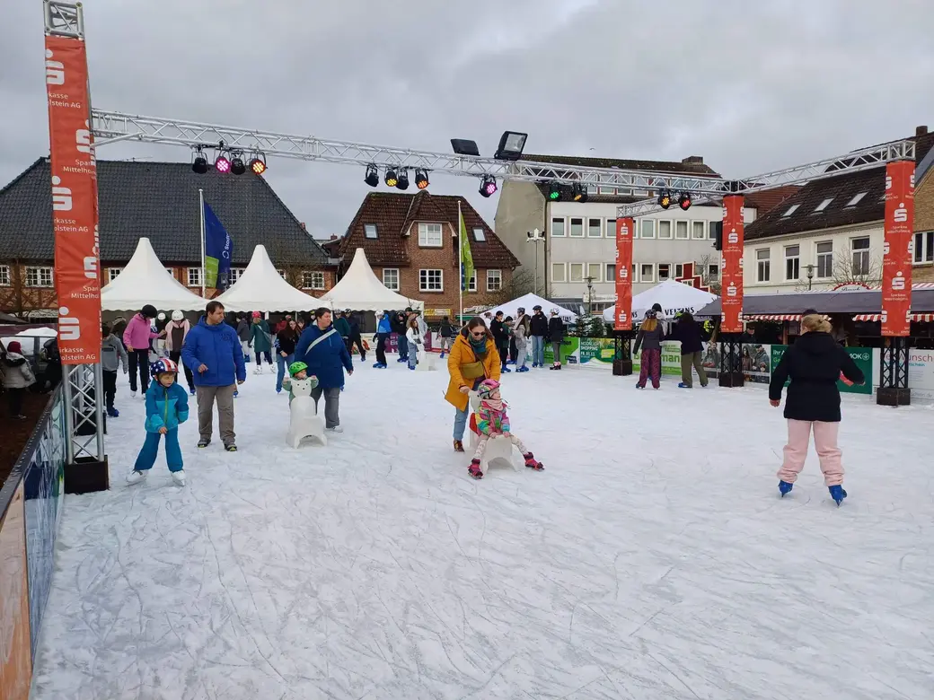 Рендсбург, Германия. Зимой на площади заливают каток, который пользуется большой популярность у местных жителей