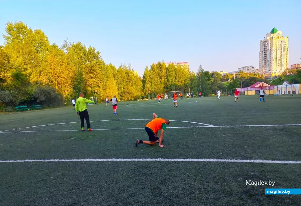 26.08.24 г., Могилев. Работники РУП «Могилевэнерго» играют в футбол. Даже травмы никто не отменял.