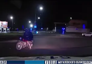 Пьяного мотоциклиста задержали в Могилеве. Он еще и пассажира вез!