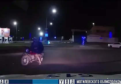 Пьяного мотоциклиста задержали в Могилеве. Он еще и пассажира вез!