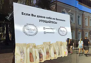 Кафе в Могилеве придумало интересный способ угостить прохожих десертами. Фотофакт