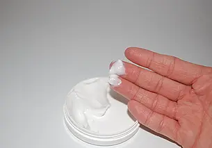 Как нужно наносить крем для лица: 4 правила – только с ними средство будет эффективным