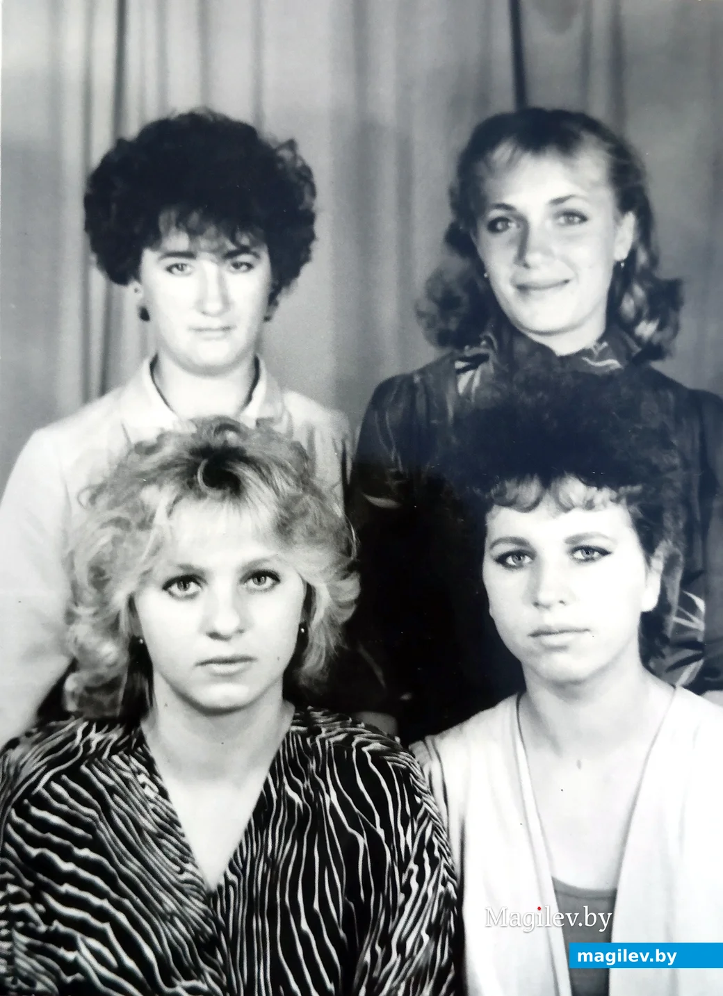 1980-е. Екатерина Швайбович (второй ряд слева) с подругами.