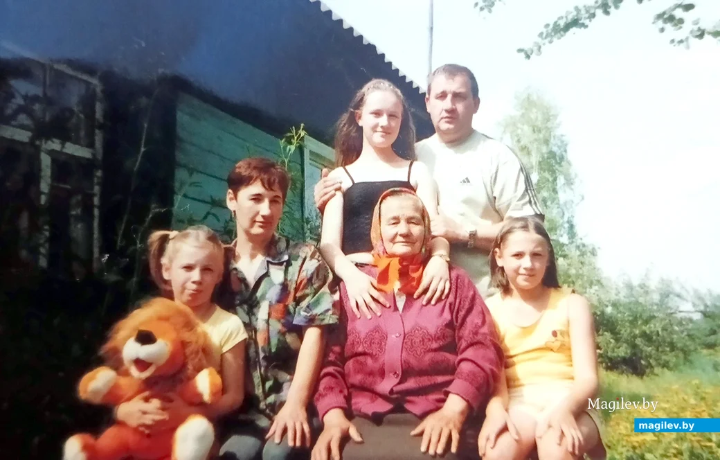 1990-е. Семейное фото: слева Екатерина Степановна с дочкой Инной, брат Анатолий с дочкой (стоят