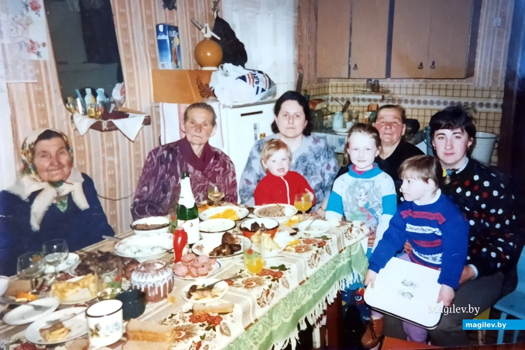 1990-е. Слева направо сестры Дрейгал: Матруна, Алена, ее дочка Надя, Анастасия, ее дочка Катя в