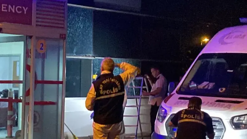 В Стамбуле прошло вооруженное нападение на больницу в районе Бахчелиевлер. Фото: TRT Haber.