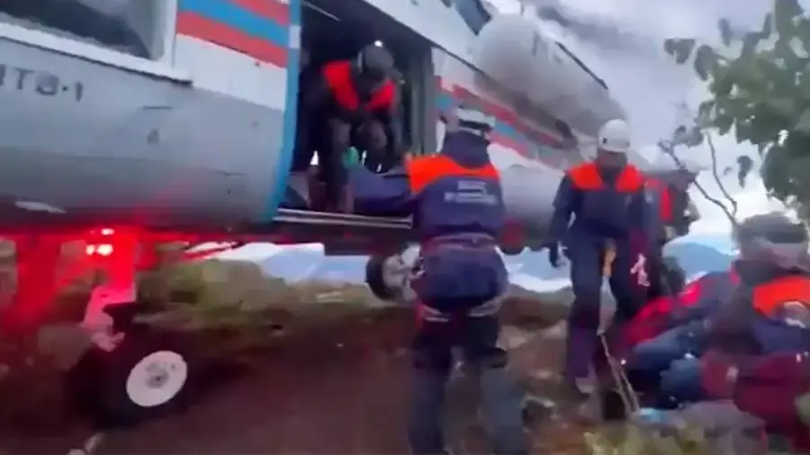 Обломки вертолета были обнаружены 1 сентября на высоте 900 метров. Поиски четырех человек и черного ящика продолжаются. Фото: МЧС России