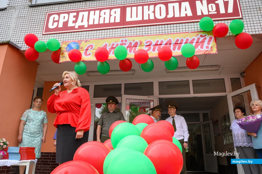 02.09.2024. Ул.Семенова,34. Начало учебного года в средней школе №17. Учеников встречает директор