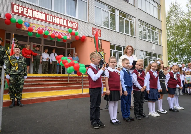 День знаний в средней школе №17 Бобруйска. Фоторепортаж с праздничной линейки