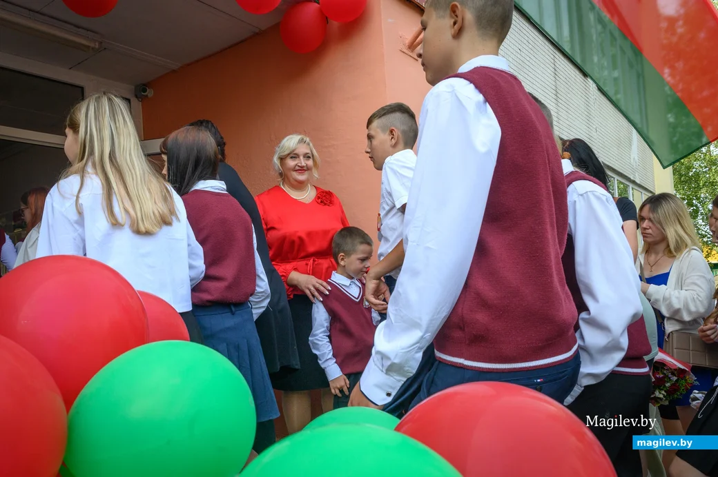 02.09.2024. Ул.Семенова,34. Начало учебного года в средней школе №17. Учеников встречает директор