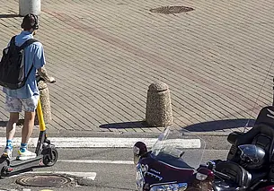 Могилевчанин наехал на электросамокате на женщину: пострадавшая получила тяжелые травмы