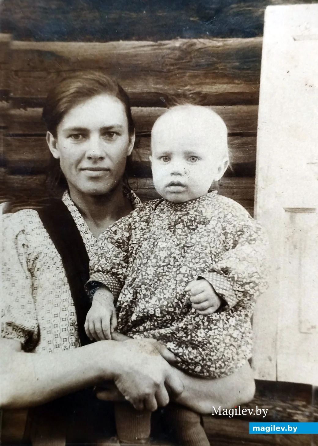 Начало 1950-х. Анна Федоровна Лапеко с дочкой Ольгой. Анне тут 26 лет, Ольге около 2-х.