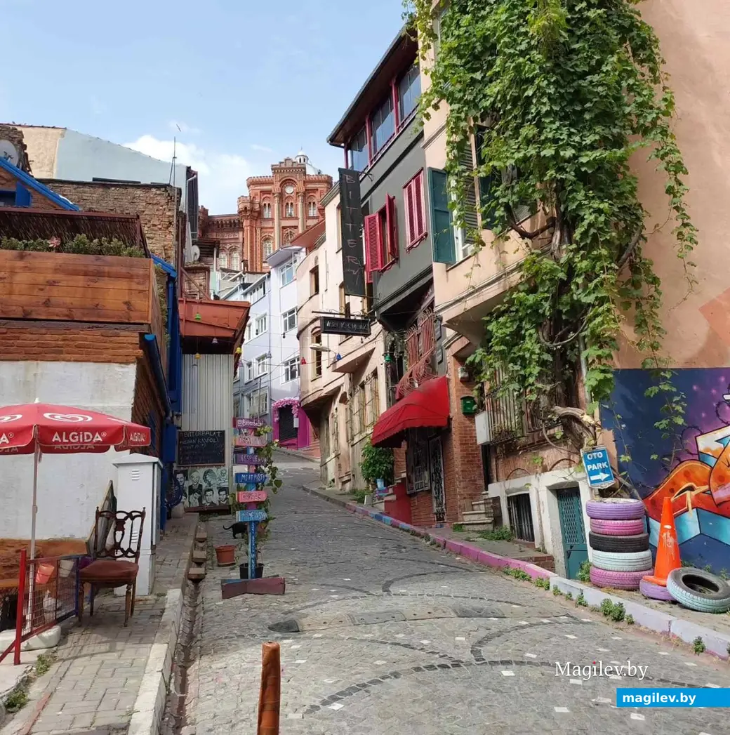 Лето 2024 года. Стамбул. Знаменитый район Балат.