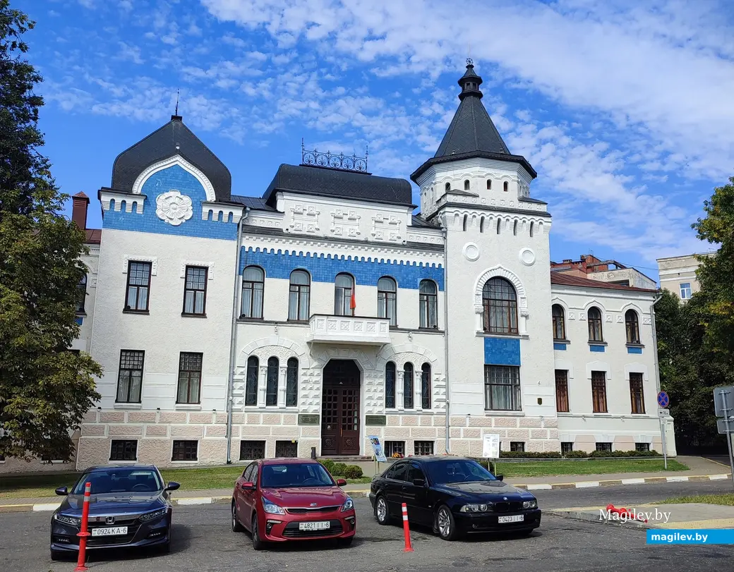 Наша героиня ходит на выставки, в театр, встречается с друзьями в кафе. На это тратит около 150 рублей в месяц. Фото из архива.