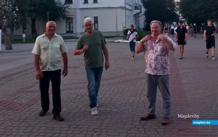 Август 2024 года, Могилев. Валерий Катков (справа) с друзьями на Ленинской.