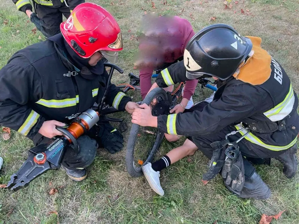 07.09.2024 г. Белыничи, Могилевская область. Нога ребенка застряла между вилкой переднего колеса и колесом велосипеда.