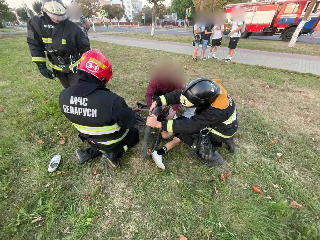 07.09.2024 г. Белыничи, Могилевская область. Нога ребенка застряла между вилкой переднего колеса и колесом велосипеда.