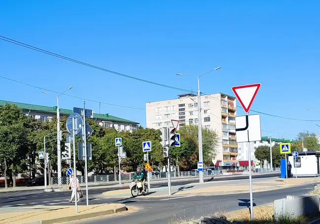 Около остановки «Октябрьский» в Могилеве вместо одного пешеходного перехода теперь четыре