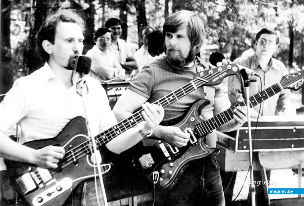 1982 год, Могилев, Печерский лесопарк. Виктор Поздняков (справа) к бороде всегда был неравнодушен.