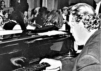 «Я даже подпевал песни  под гитару в походах и на студенческих вечеринках »