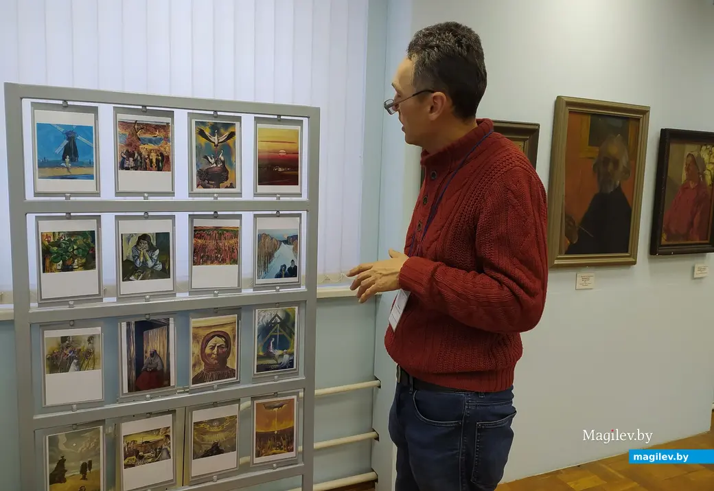 Экскурсовод Олег Курашов проводит экскурсию по картинной галерее Г.Х.Ващенко. Гомель, 6 января 2024 г