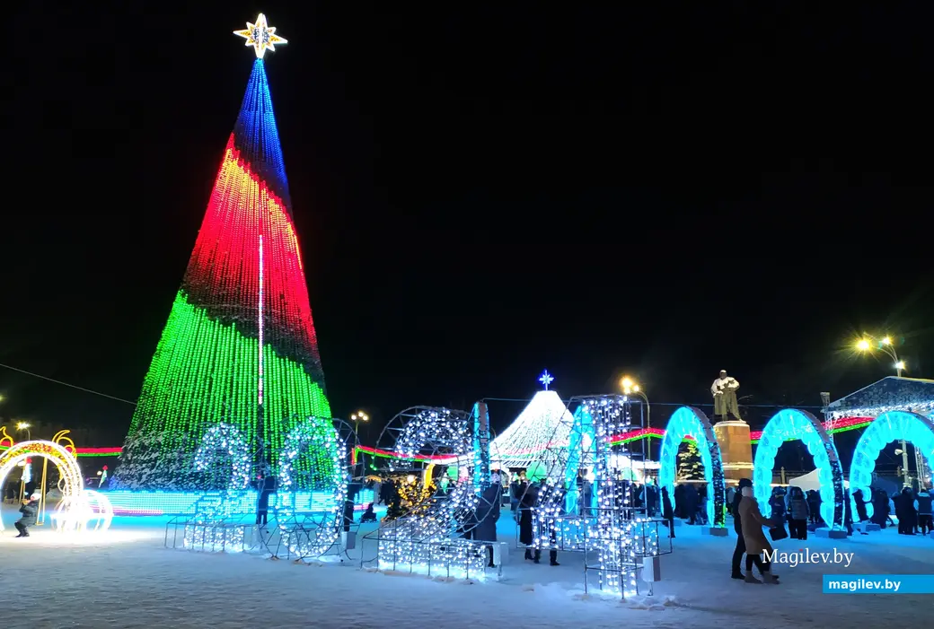Главная ёлка Гомеля на площади Ленина. 6 января 2024 года