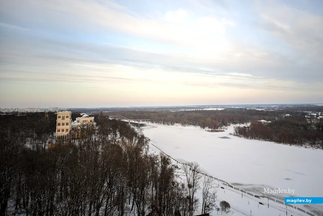 Вид на Сож с башни обозрения на территории дворцово-паркового ансамбля в Гомеле. 7.01.2024 г