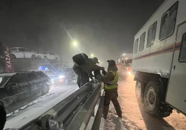 15 белорусов-дальнобойщиков спасены из снежных заносов в Казахстане (видео)