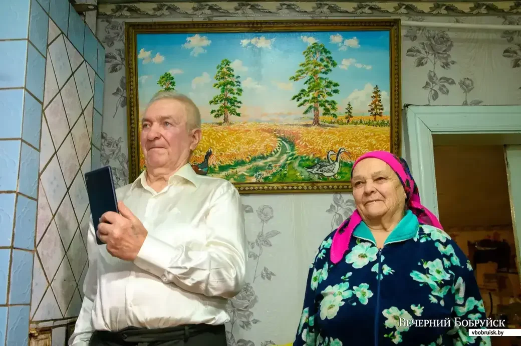 Анатоль Роскач са сваёй карцінай і жонкай Марыяй. Фота з архіву «ВБ»