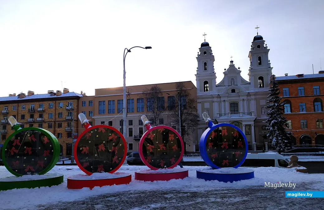 13.01.2024 г., Минск, ул.Ленина 9. Собор Девы Марии между отделением посольства Финляндии (справа) и бывшей школой иезуитов (ныне музыкальный колледж).