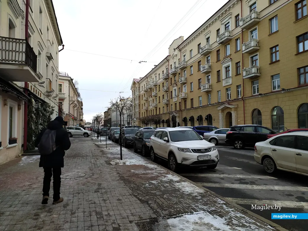 12.01.2024 г., Минск, улица Карла Маркса. Тьма припаркованных машин в центре города.