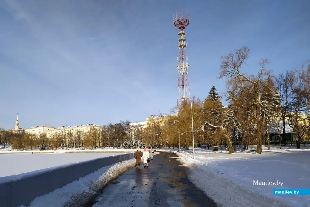 13.01.2024 г., Минск. Справа от реки Свислочь музей 1-го съезда РСДРП.