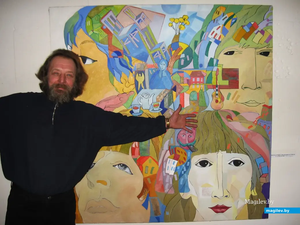 2008 год, Могилев, выставочный зал музея истории города. Володя Кутузов у картины «Битлз» художника Игоря Беспалова.