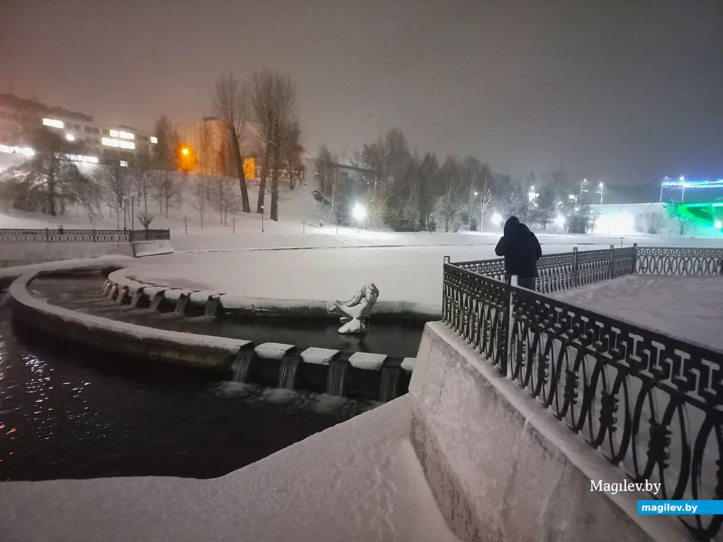 Могилевские мосты на Дубровенке засияли праздничным светом. Русалка Алка  это подтверждает | magilev.by