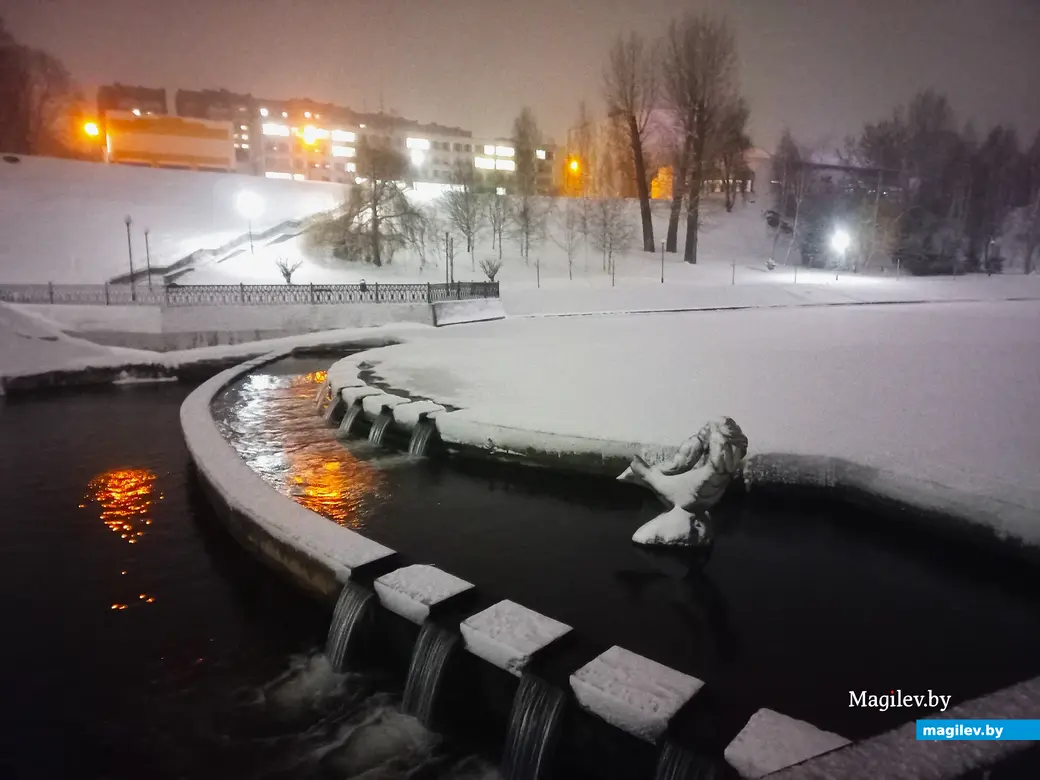 Могилевские мосты на Дубровенке засияли праздничным светом. Русалка Алка  это подтверждает | magilev.by