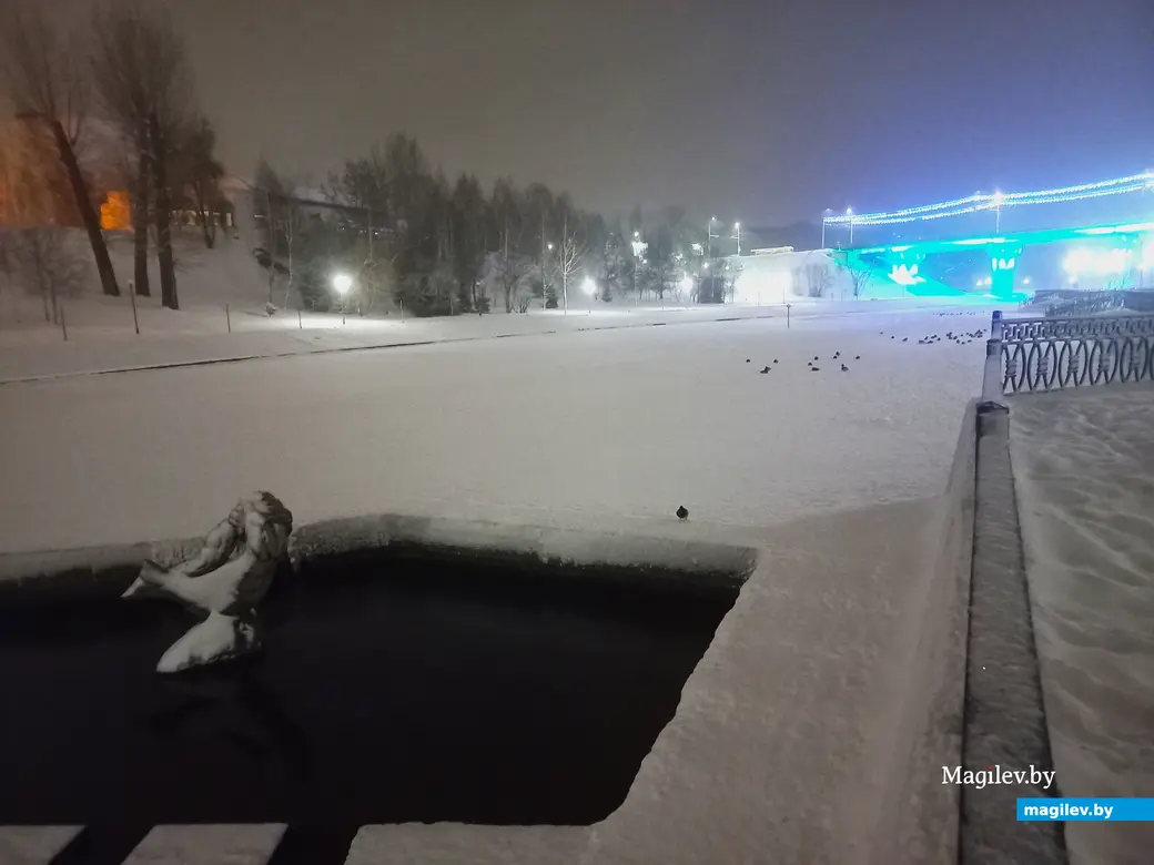 Могилевские мосты на Дубровенке засияли праздничным светом. Русалка Алка  это подтверждает | magilev.by