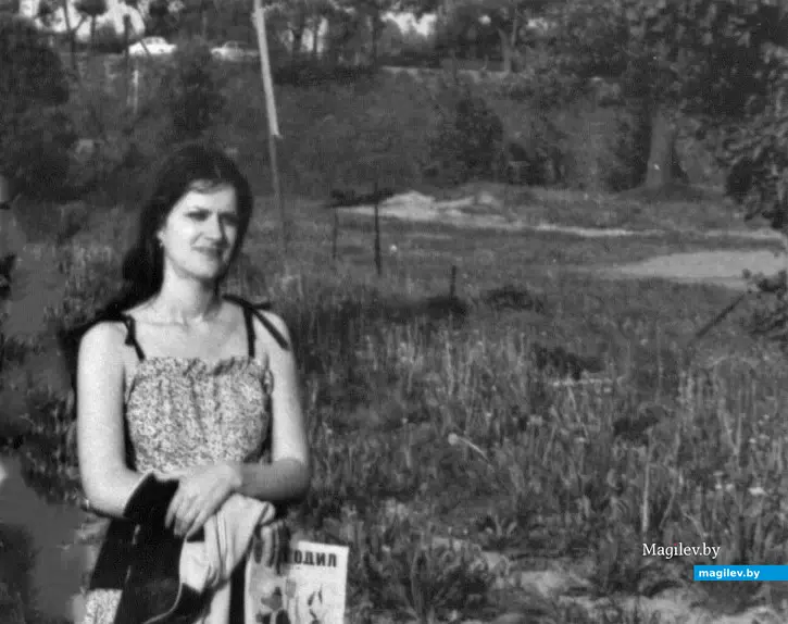1980-е годы. Могилев, район бывшего «Горбатого» моста на Мир-1. Алла на прогулке.