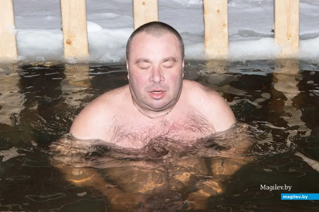 18 января 2024 г. Могилев, Печерский лесопарк. Могилевчане окунаются в прорубь накануне Крещения.