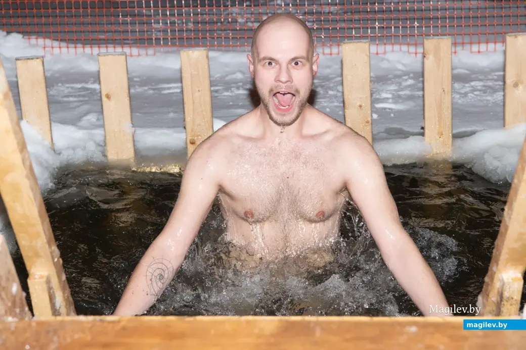 18 января 2024 г. Могилев, Печерский лесопарк. Могилевчане окунаются в прорубь накануне Крещения.