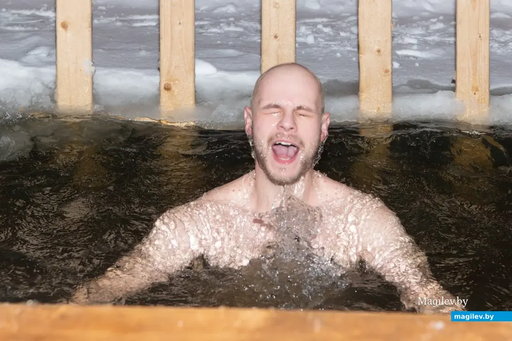 18 января 2024 г. Могилев, Печерский лесопарк. Могилевчане окунаются в прорубь накануне Крещения.